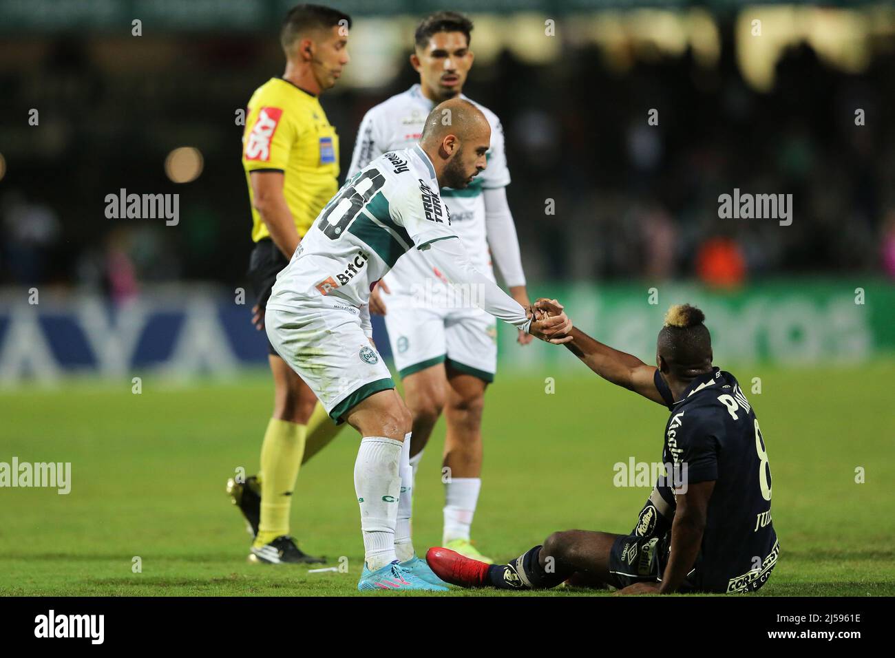 20th aprile 2022; Est&#xE1;Dio Couto Pereira, Curitiba, Paran&#xE1; stato, Brasile; Copa Brasile, Coritiba contro Santos; R&#xe9;gis di Coritiba aiuta Jhojan Julio di Santos Foto Stock