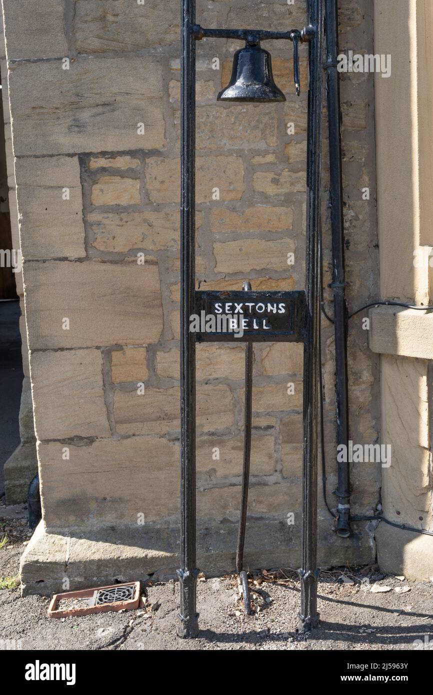 La Campana di Sexton, una campana funeraria del 19th ° secolo, a St. Andrew's Cemetery, Jesmond, Newcastle upon Tyne, Regno Unito Foto Stock