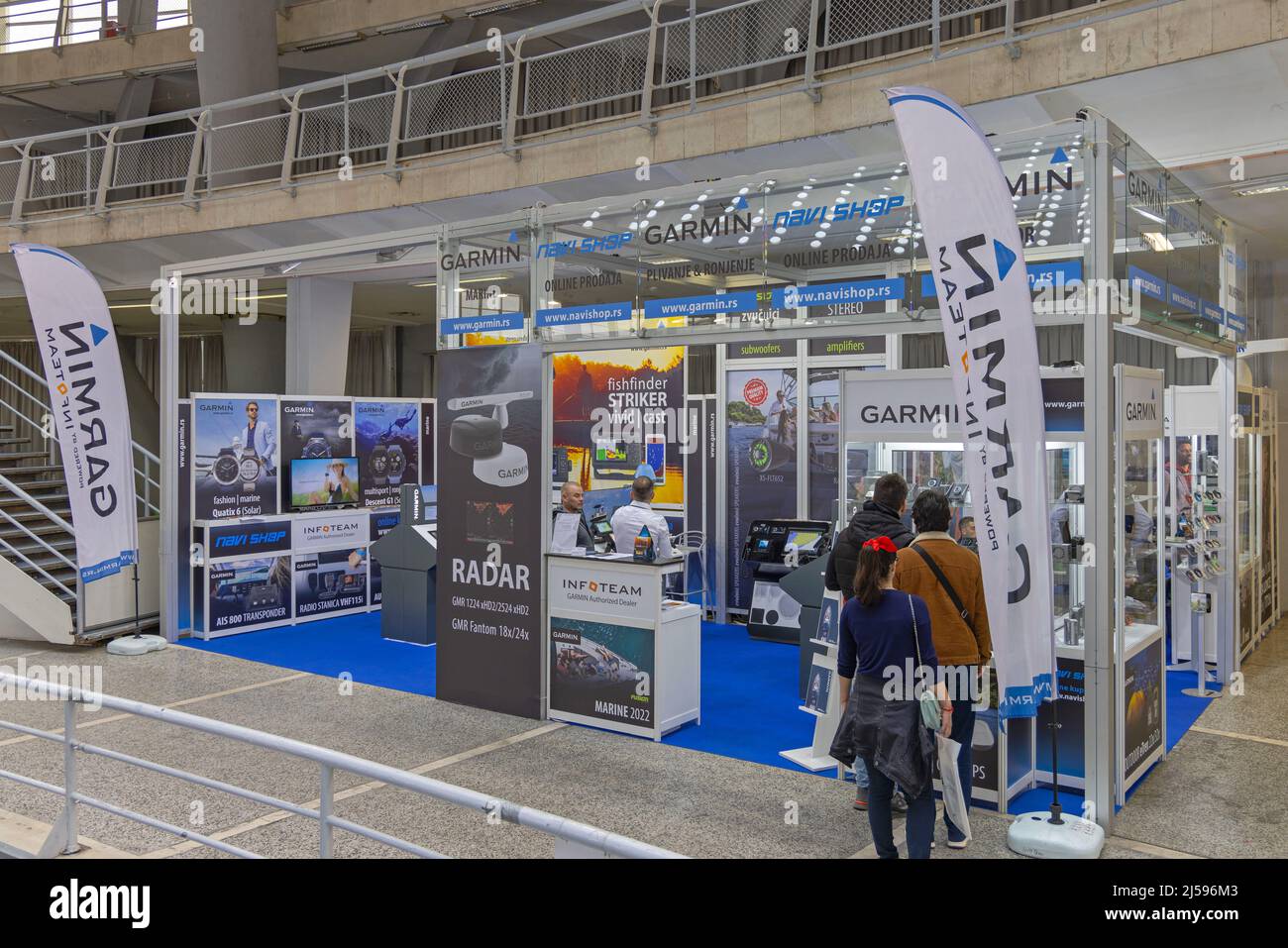 Belgrado, Serbia - 07 aprile 2022: Garmin Stand al Nautical Hunting Fishing Show Expo in Large Fairground Hall. Foto Stock