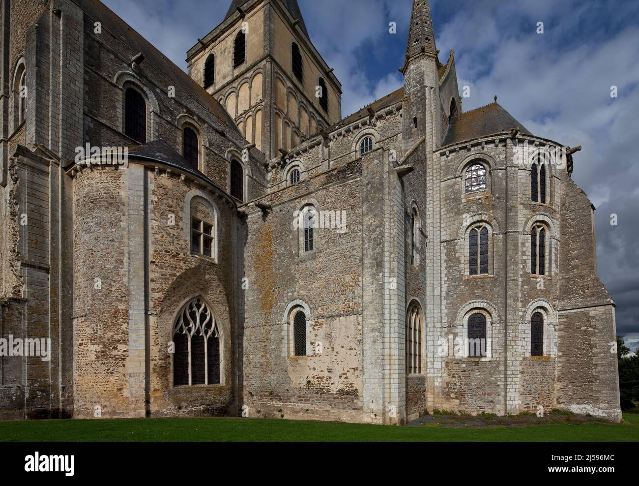 Cerisy-la-Forêt, Normandie, Abteikirche von Südosten mit dreizoniger Apsis Chorflankentürmchen und Querhaus nach 1070 bis ca 1130 erbaut, OG des Vieru Foto Stock