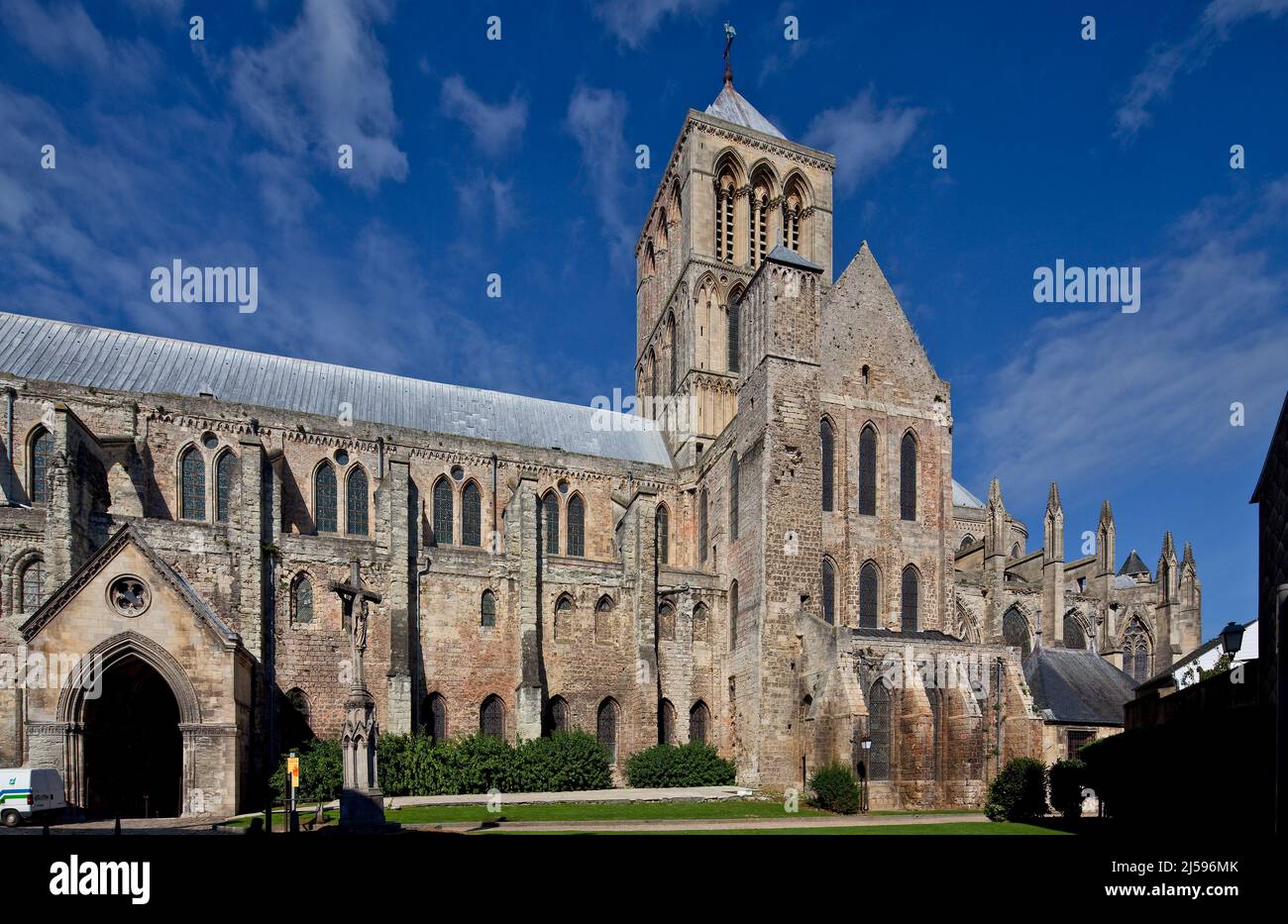 Fécamp Normandie Sainte-Trinité, Erbaut 1175-1220 Vierungsturm und Südquerhaus vonSüd-West Foto Stock