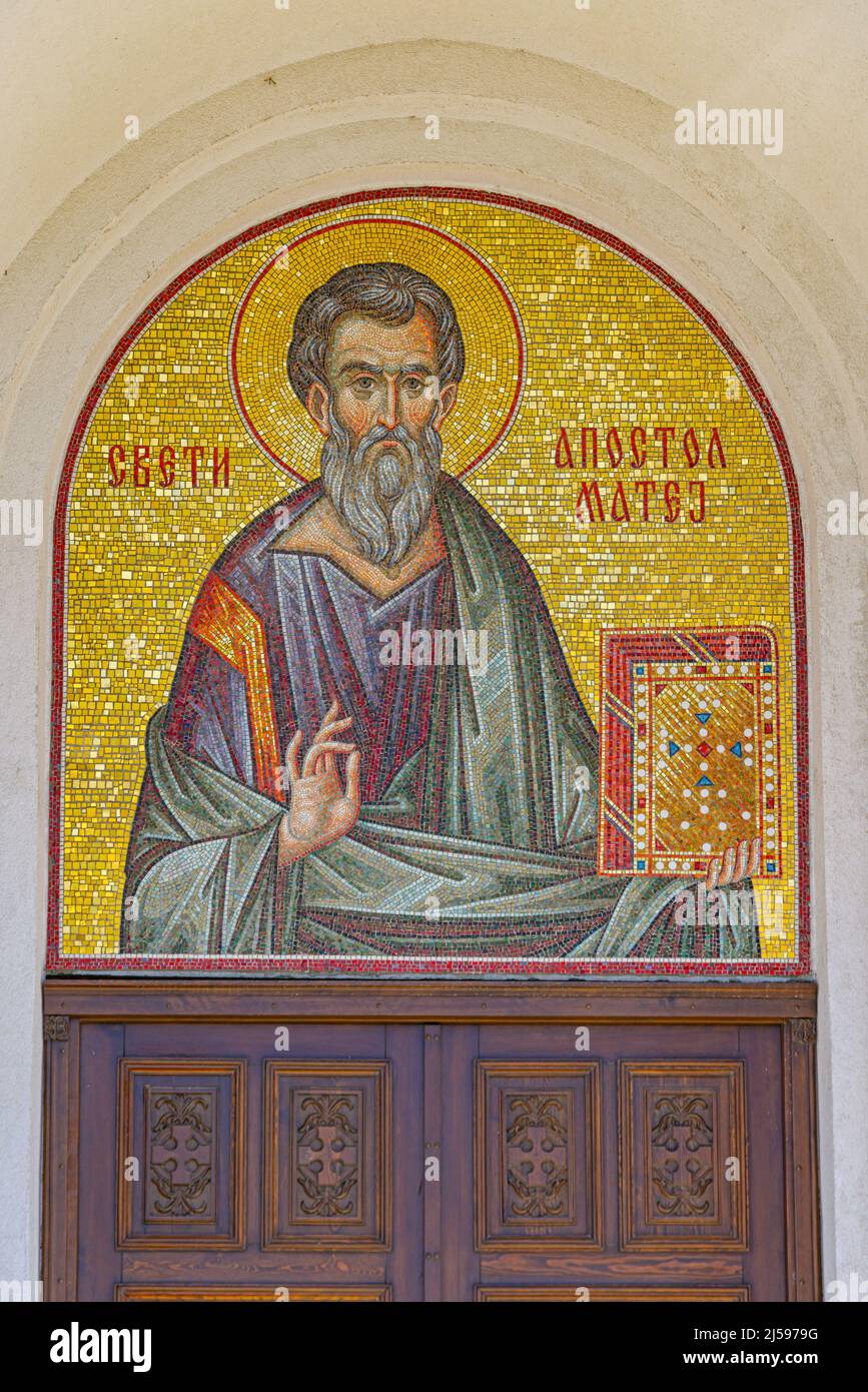 Belgrado, Serbia - 13 aprile 2022: Icona del Mosaico d'oro a San Matteo Apostolo presso la Chiesa Ortodossa serba di Surcin. Foto Stock
