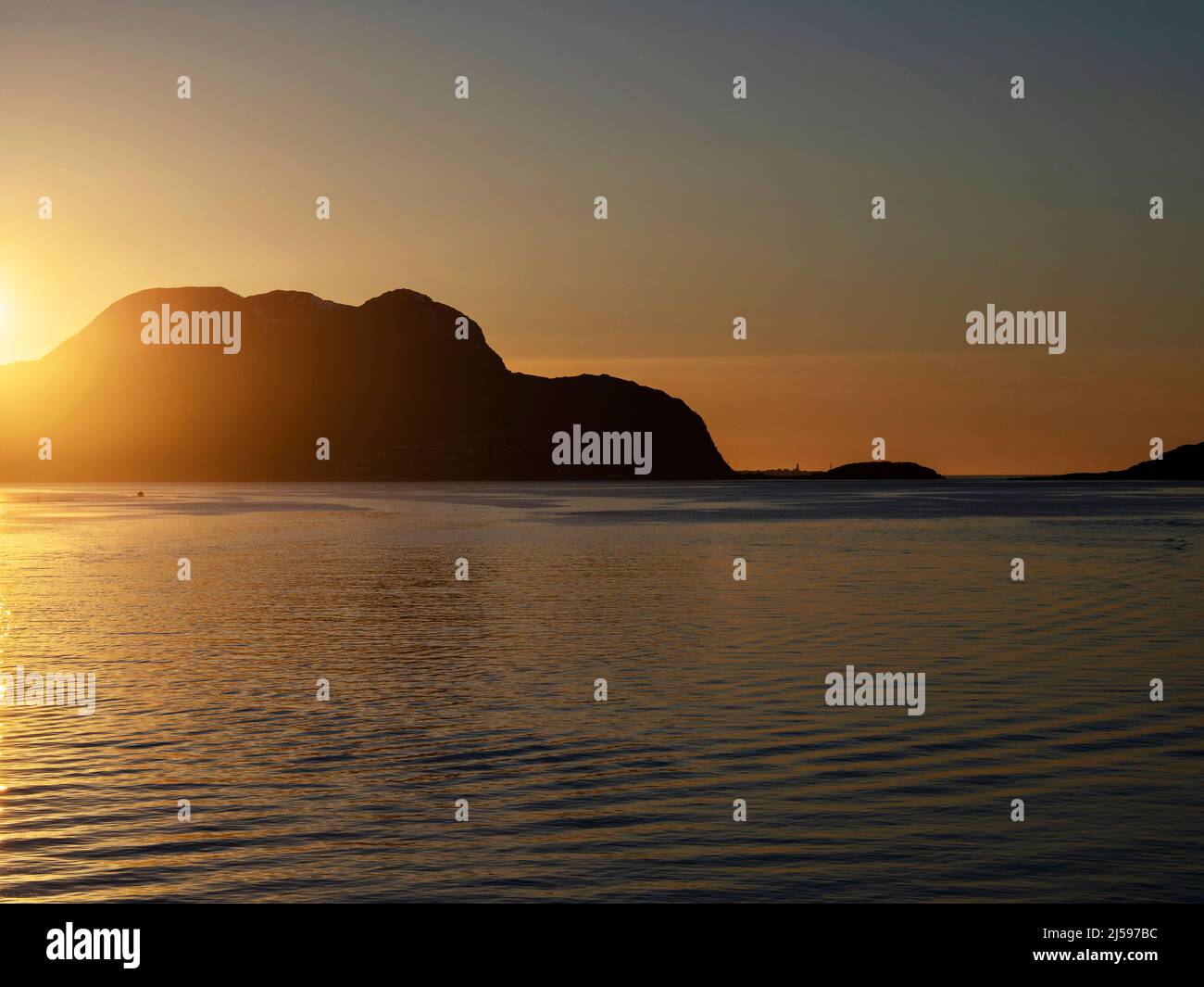 Tramonto arancione brillante sulla costa della Norvegia Foto Stock