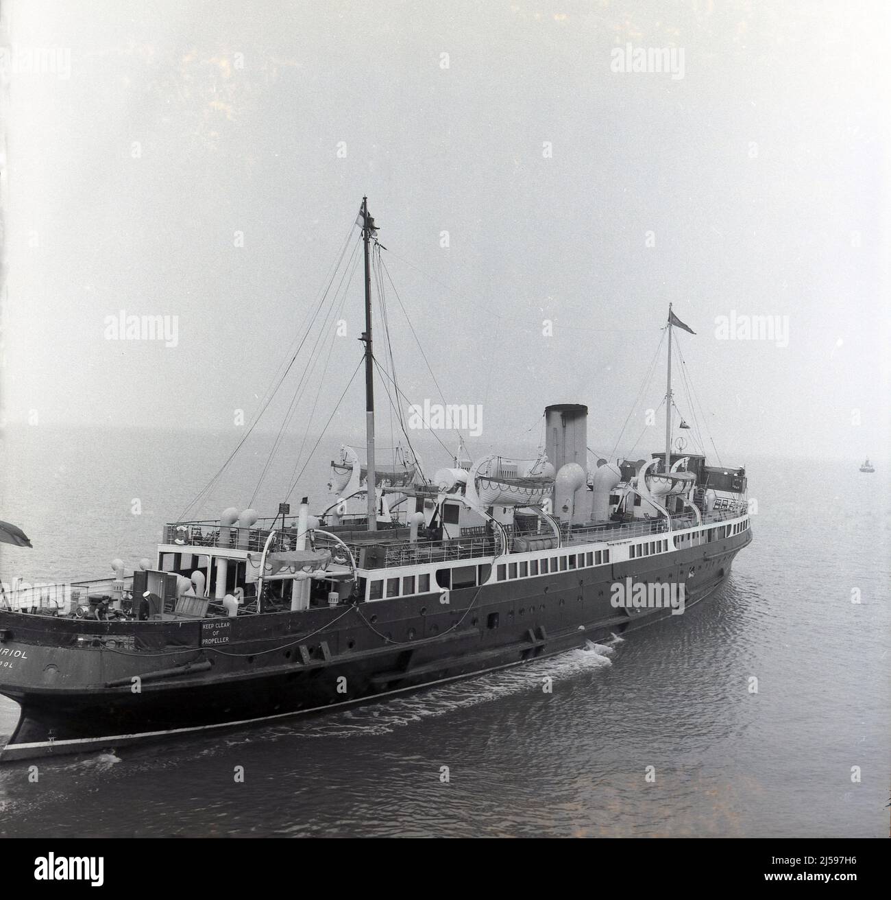 1959, storica, la nave a vapore passeggeri 'St Seiriol', della società di trasporto di vapore Liverpool e Galles del Nord che lascia il porto, Rhyl, Galles, Regno Unito. Cartello sul lato della nave, dice: "TENERE LONTANO DALL'ELICA". La nave entrò in servizio nel 1935 e operò fino al 1962. Foto Stock