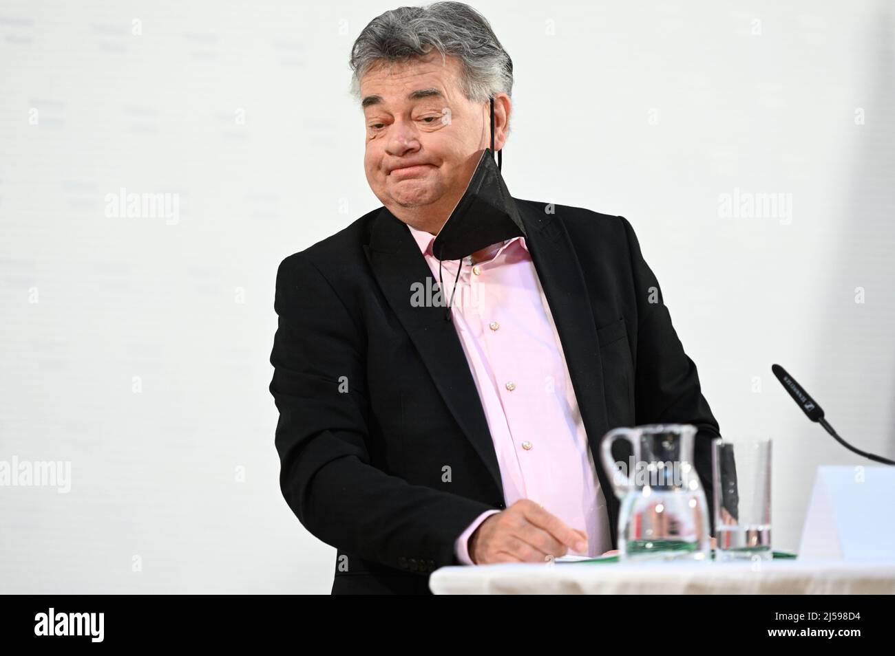 Vienna, Austria. 21 novembre 2022. Conferenza stampa con il Vice Cancelliere Werner Kogler (Verdi). Argomento: L'ultimo studio di SportsEconAustria, l'Istituto per l'economia dello sport, sull'importanza economica dello sport, sulla sua influenza sulle prestazioni economiche, sulla creazione di valore e sulla creazione e salvaguardia di posti di lavoro Foto Stock