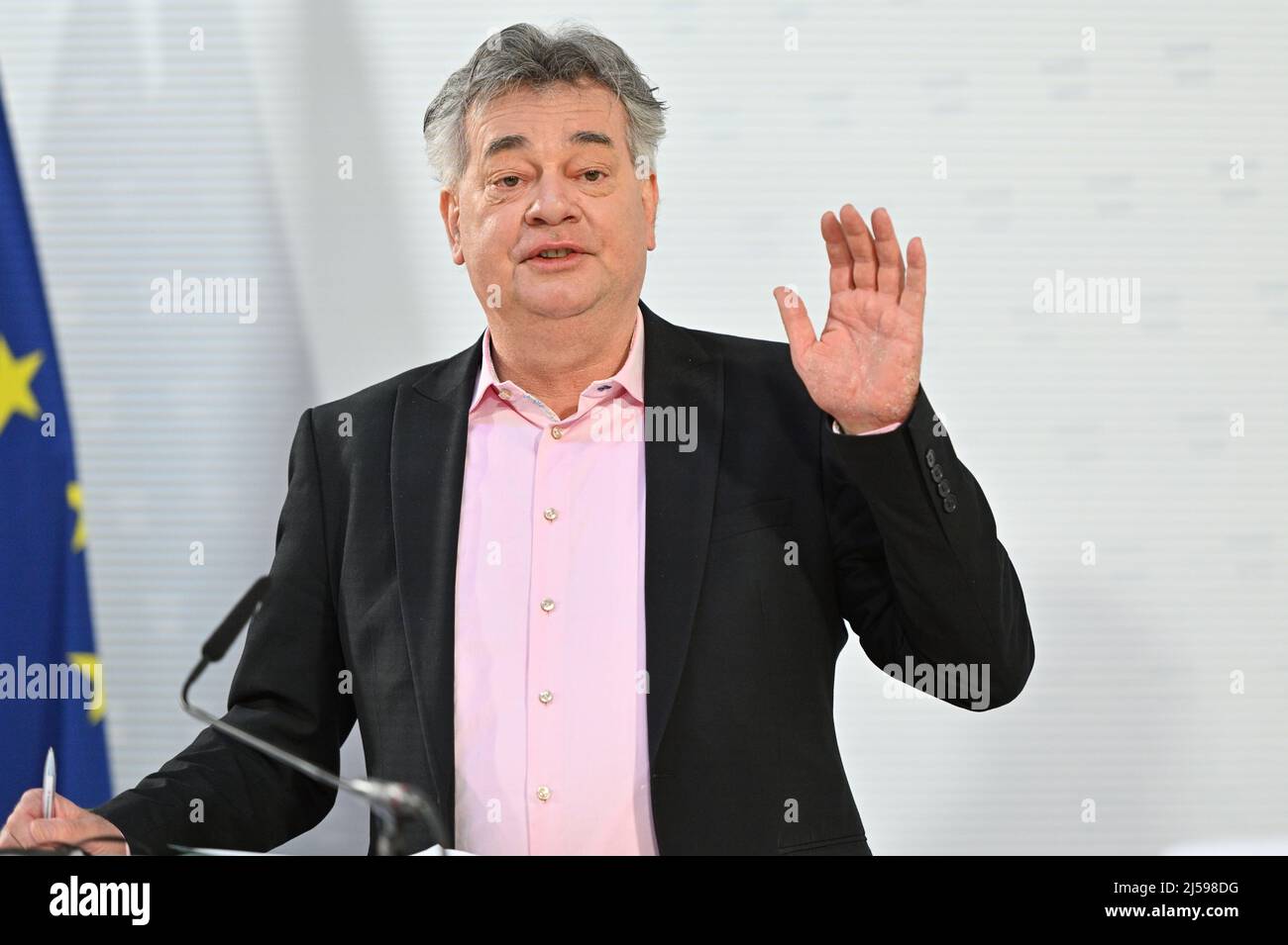 Vienna, Austria. 21 novembre 2022. Conferenza stampa con il Vice Cancelliere Werner Kogler (Verdi). Argomento: L'ultimo studio di SportsEconAustria, l'Istituto per l'economia dello sport, sull'importanza economica dello sport, sulla sua influenza sulle prestazioni economiche, sulla creazione di valore e sulla creazione e salvaguardia di posti di lavoro Foto Stock