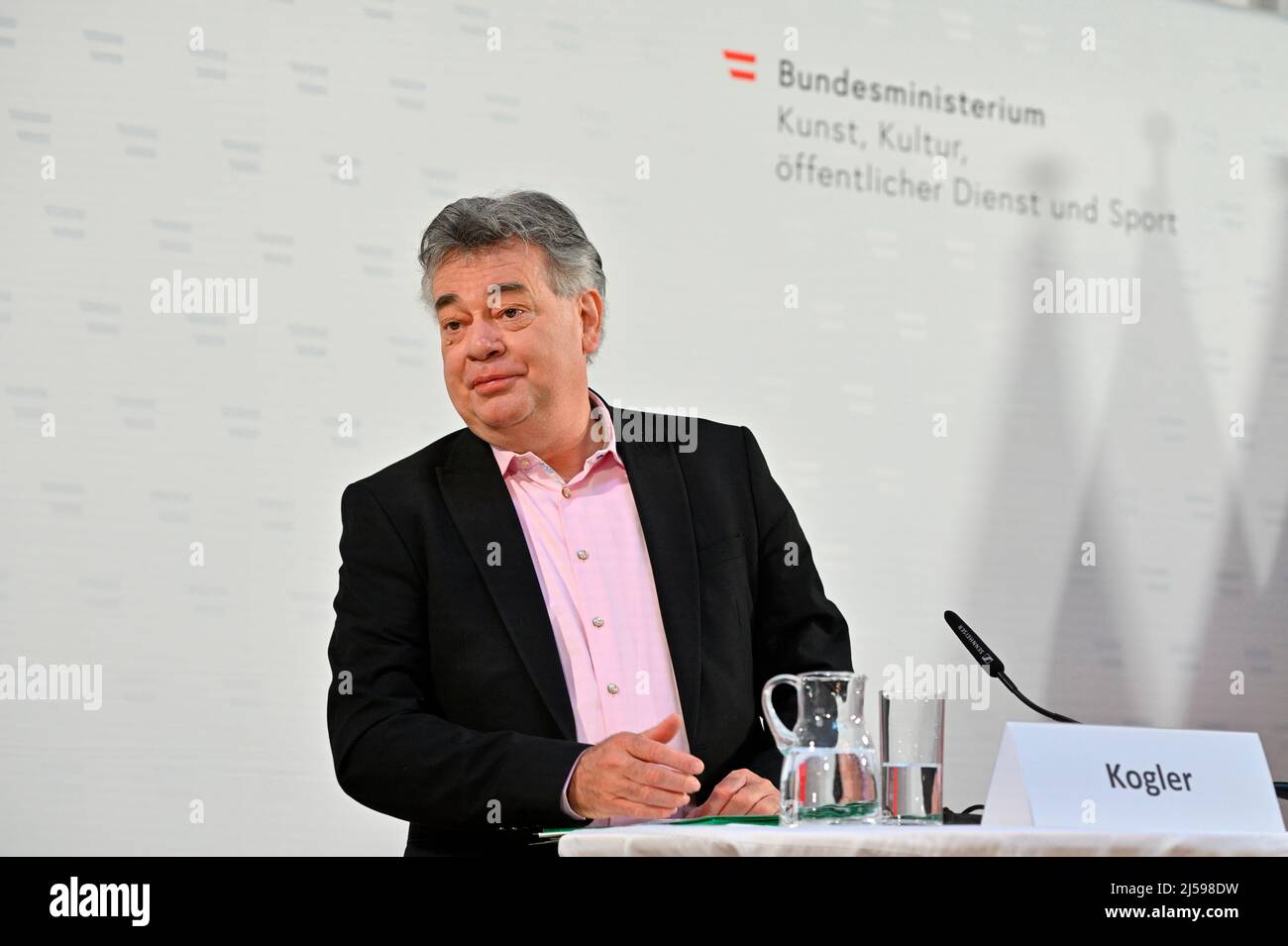 Vienna, Austria. 21 novembre 2022. Conferenza stampa con il Vice Cancelliere Werner Kogler (Verdi). Argomento: L'ultimo studio di SportsEconAustria, l'Istituto per l'economia dello sport, sull'importanza economica dello sport, sulla sua influenza sulle prestazioni economiche, sulla creazione di valore e sulla creazione e salvaguardia di posti di lavoro Foto Stock