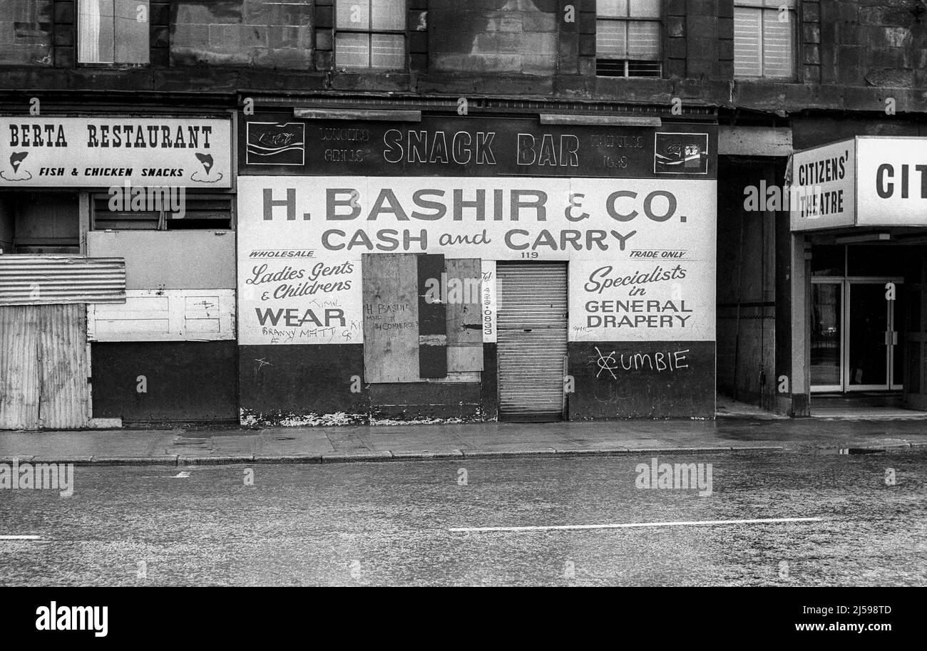 Immagine di archivio in bianco e nero di H Bashir & Co chiuso cash and carry shop locali con Cumbie gang segno in Gorbals Street, Glasgow. Cumbie era una delle bande famose della zona di Gorbals di Glasgow. Fotografia scattata nel marzo 1977. Sostituzione di TAF2AT. Foto Stock