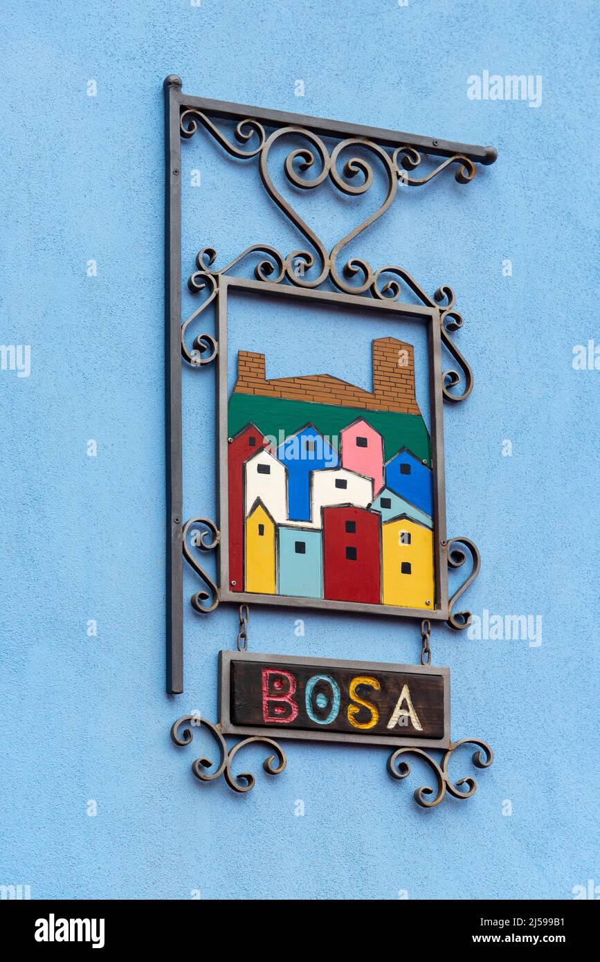 Modello colorato di case a parete blu, Bosa, Sardegna, Italia Foto Stock