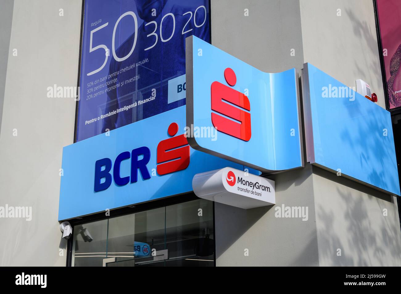 Bucarest, Romania, 6 novembre 2021: Ingresso in una filiale BCR Erste Bank nel centro della città in una soleggiata giornata invernale Foto Stock