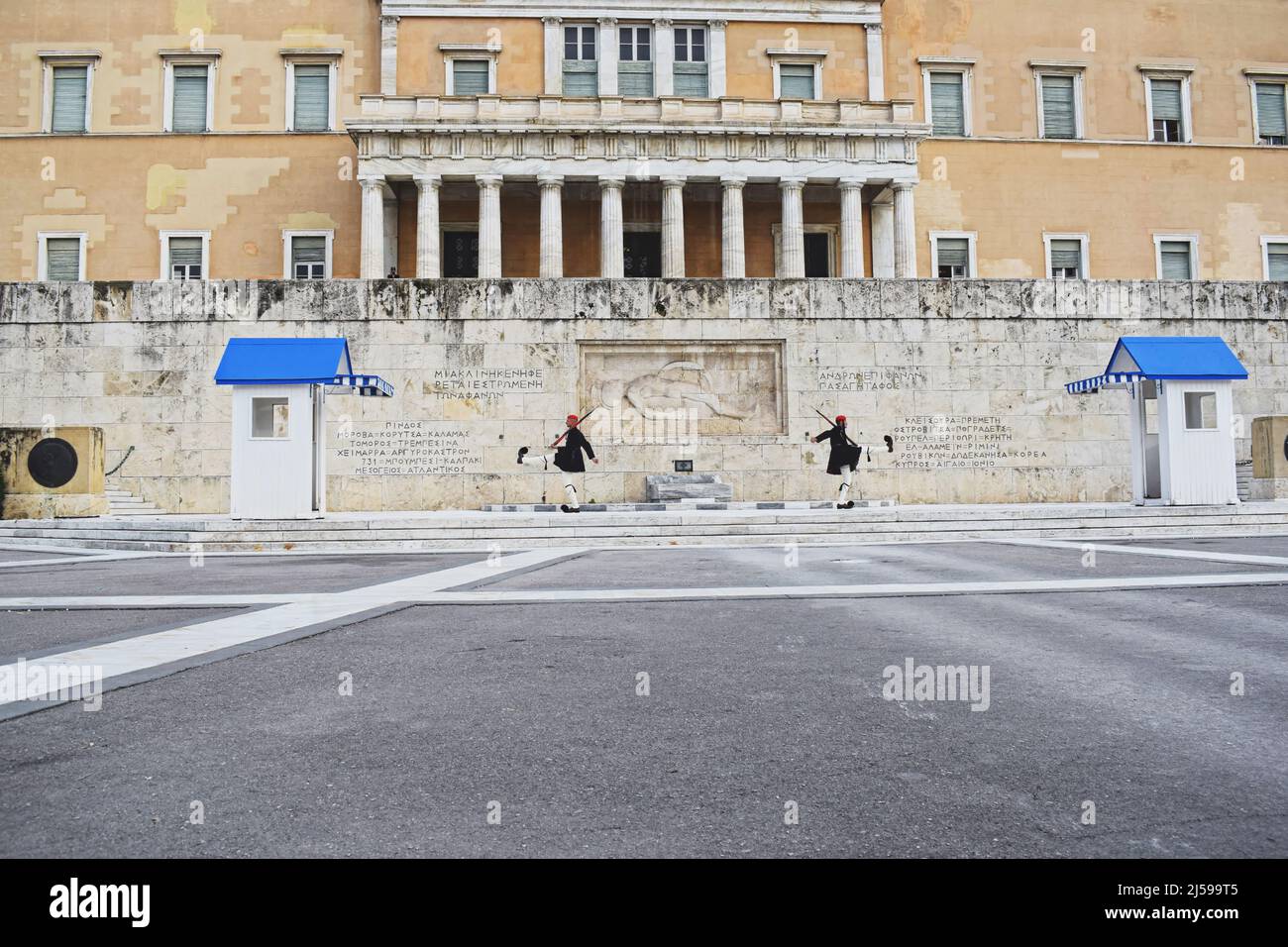 Parlamento greco e guardia presidenziale (chiamata Evzones) di fronte alla tomba del Milite Ignoto in Piazza Syntagma nel centro della città di Atene Foto Stock