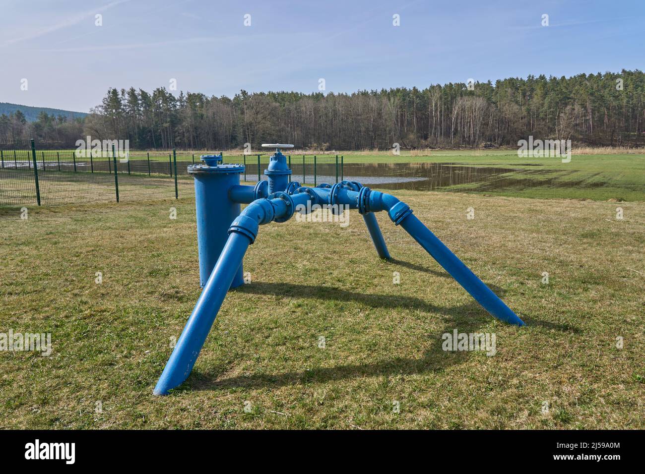 Collegamento della fonte di acqua sotterranea al sistema di alimentazione idrica del puplich in Franconia, Baviera, Germania Foto Stock