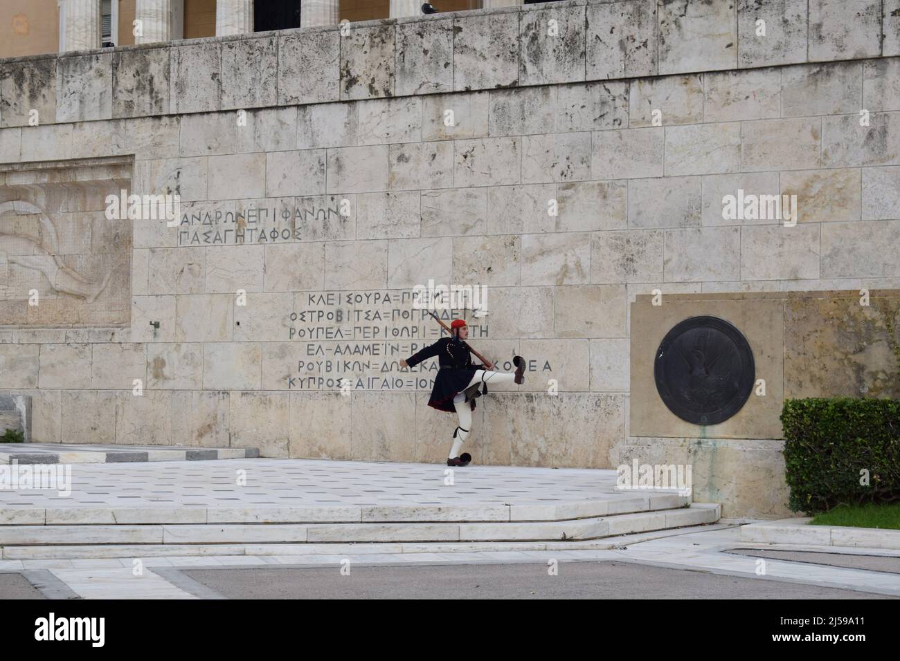 Parlamento greco e guardia presidenziale (chiamata Evzones) di fronte alla tomba del Milite Ignoto in Piazza Syntagma nel centro della città di Atene Foto Stock