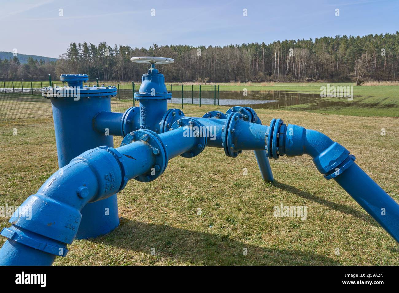 Collegamento della fonte di acqua sotterranea al sistema di alimentazione idrica del puplich in Franconia, Baviera, Germania Foto Stock