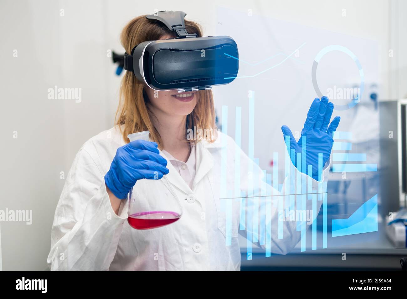 Scienziato in googles VR, camice da laboratorio e fiasca che si capovolgono attraverso una pagina di interfaccia virtuale con grafici. Giocare a giochi NFT in metaverse. 3D cyber spazio futuristico neon background. Foto Stock