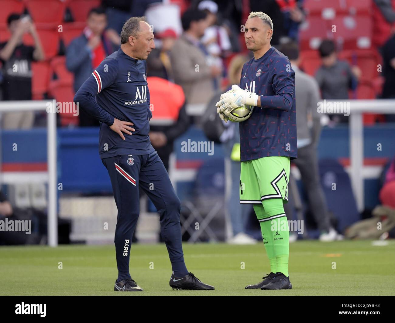 PARIGI - (LR) portiere Gianluca Spinelli DI PARIGI SAINT-GERMAIN, PORTIERE DI PARIGI SAINT-GERMAIN Keylor Navas durante la partita francese Ligue 1 tra Parigi Saint-Germain e Olympique Marseille al Parc des Princes di Parigi, Francia, il 17 aprile 2022. ANP | altezza olandese| GERRIT DA COLONIA Foto Stock