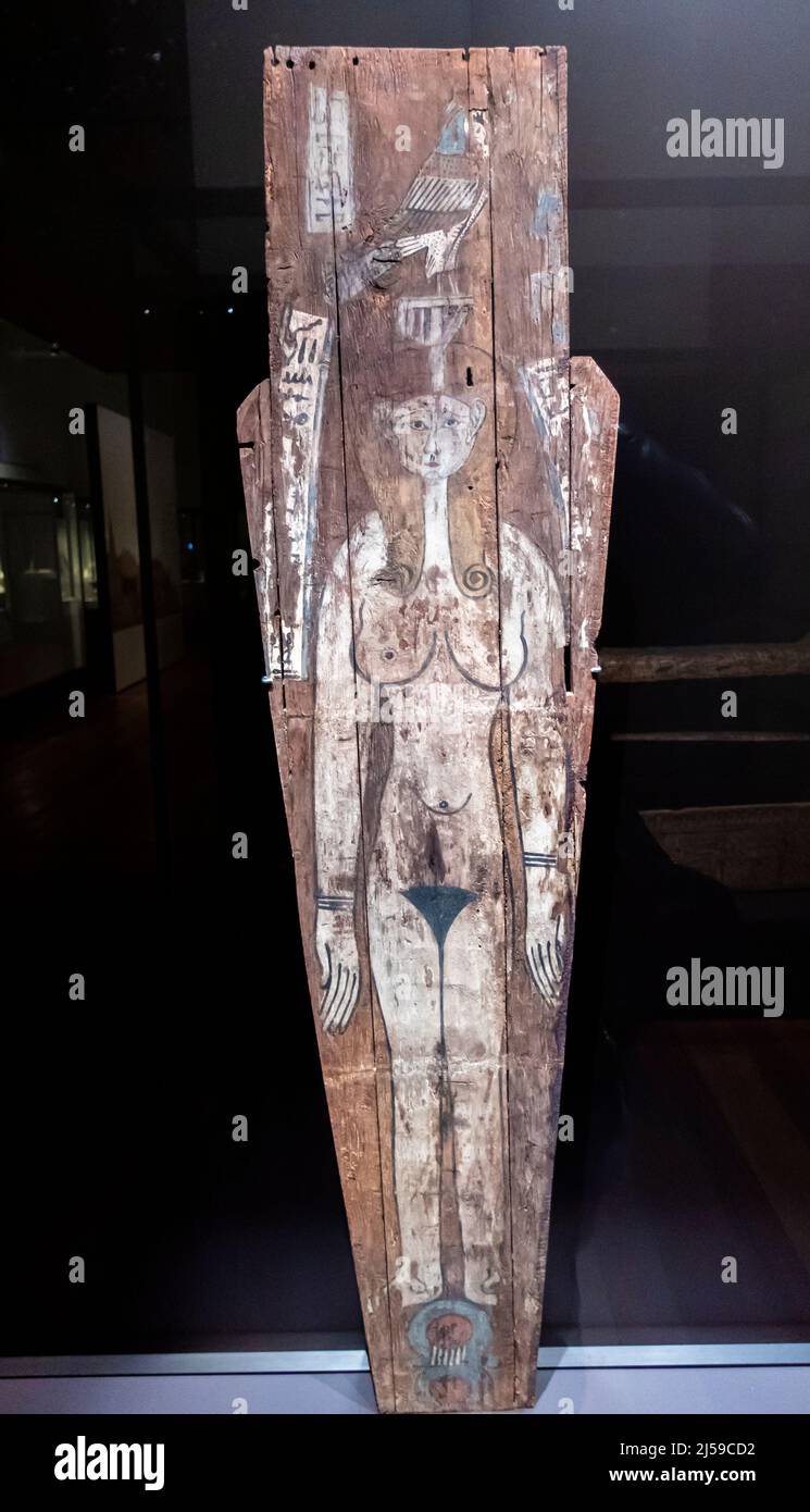 Antica raffigurazione egizia della Dea dell'Occidente, simboli pallidi - legno policromo - 3rd - 1st secolo AC, Herakleopolis Magna, Ihnasya el-Medina Foto Stock