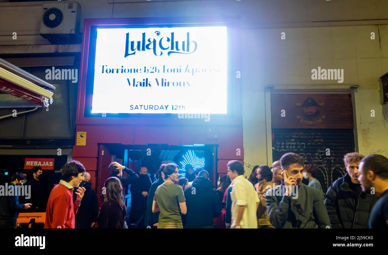 Visitatori persone giovani in attesa in fila per entrare nel popolare nightclub Lula Club, Madrid, Spagna Foto Stock