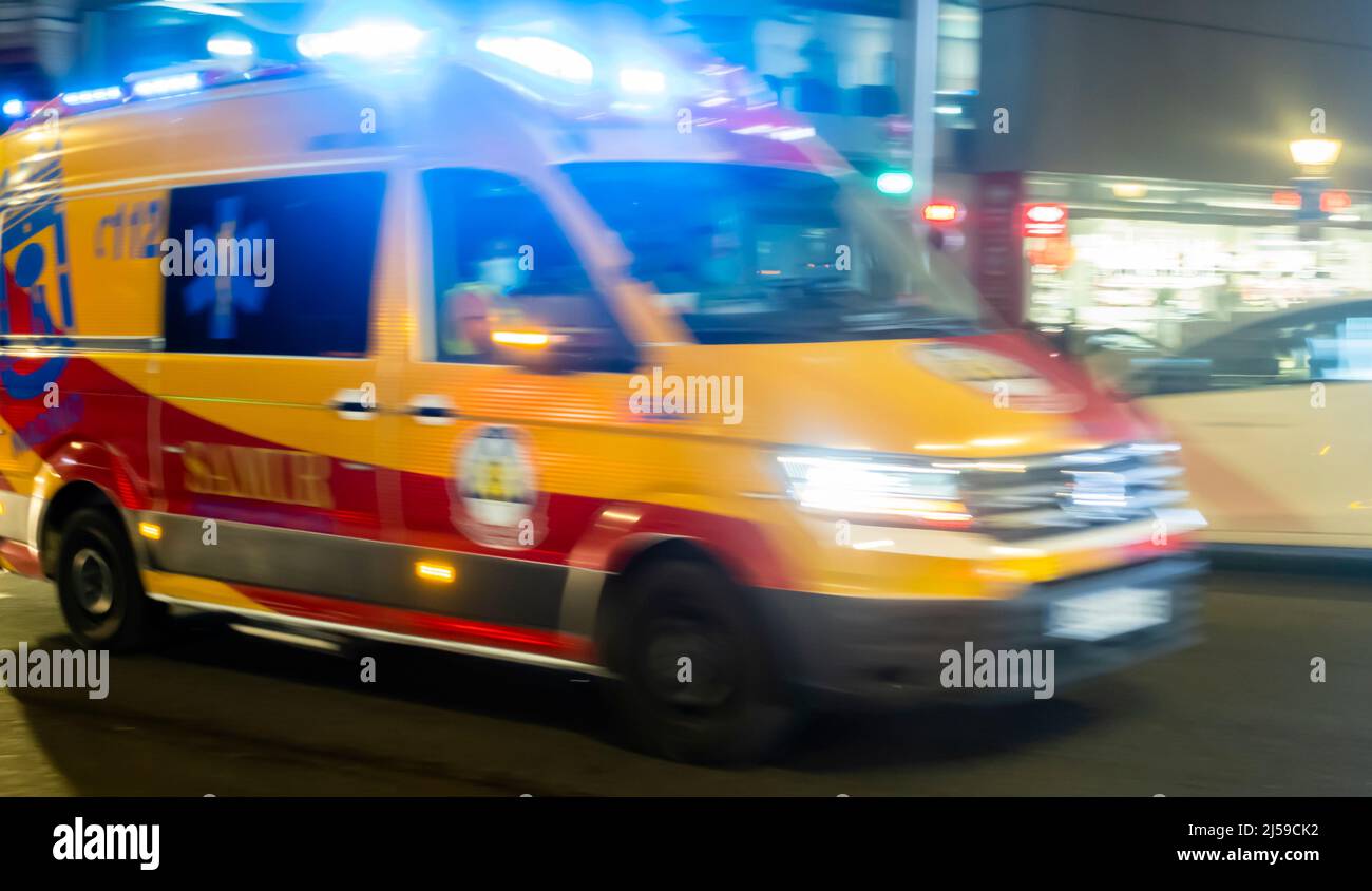 Ambulanza ambulanza Ambulancia soccorso di emergenza furgone spagnolo in movimento sfocato, nella strada di Madrid, Spagna Foto Stock