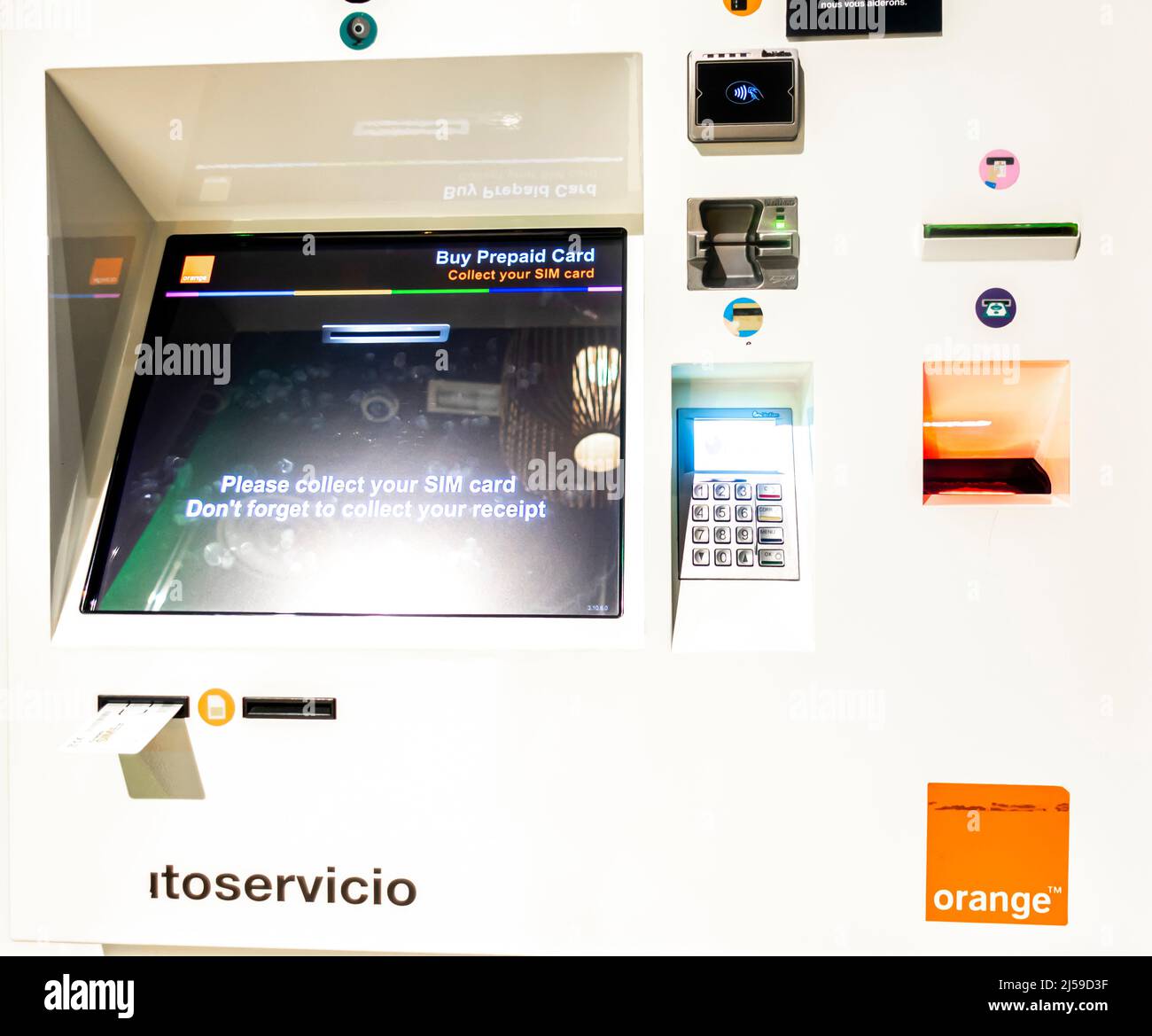 OPERATORE FORNITORE cellulare ARANCIONE distributore automatico di carte SIM. Acquisto self-service di carte SIM a Madrid, Spagna Foto Stock