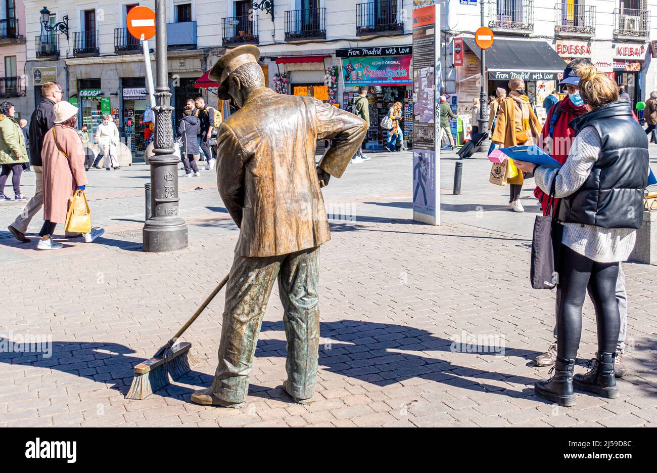 Scultura in bronzo di Alamy Janitor, monumento in onore delle spazzatrici di strada locali, piazza Jacinto Benavente, Madrid, Spagna Foto Stock