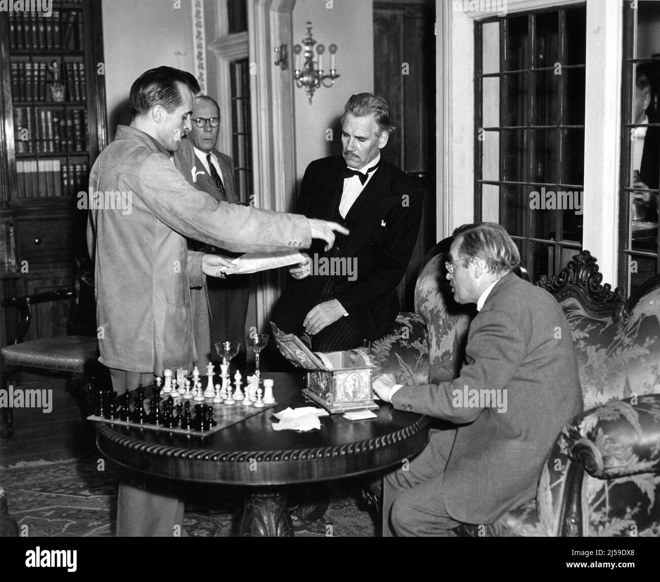 Regia RENE CLAIR ROLAND GIOVANE WALTER HUSTON e BARRY FITZGERALD sul set candid durante le riprese di E POI NON CI SONO STATI 1945 regista RENE CLAIR romanzo Agatha Christie sceneggiatura Dudley Nichols Rene Clair Productions (Popular Pictures Inc.) / Volpe del XX secolo Foto Stock