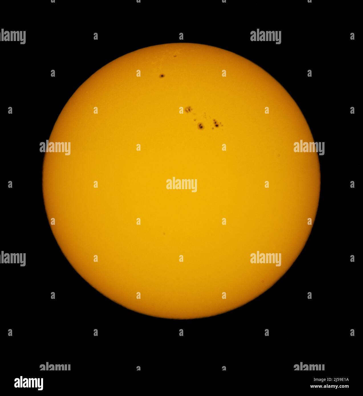 L'Aia, Paesi Bassi. Giovedì 21 aprile, 2022. Due grandi gruppi di punti solari noti come AR 229 e AR 2994, sono diventati visibili pochi giorni fa, situati sull'arto nord-orientale del sole, con un aumento delle possibilità di vivide aurore e potenzialmente danneggiare le svasature solari nei prossimi mesi. Le macchie solari sono abbastanza grandi che potrebbero inghiottire tutta la Terra. Le macchie sono causate da perturbazioni magnetiche della fotosfera visibile del sole, che espone gli strati più freddi sottostanti. Ora Solar Cycle 25, Solar Cycle 1 è iniziato nel 1775, quando gli astronomi hanno registrato l'evento per la prima volta. Questa prese Foto Stock