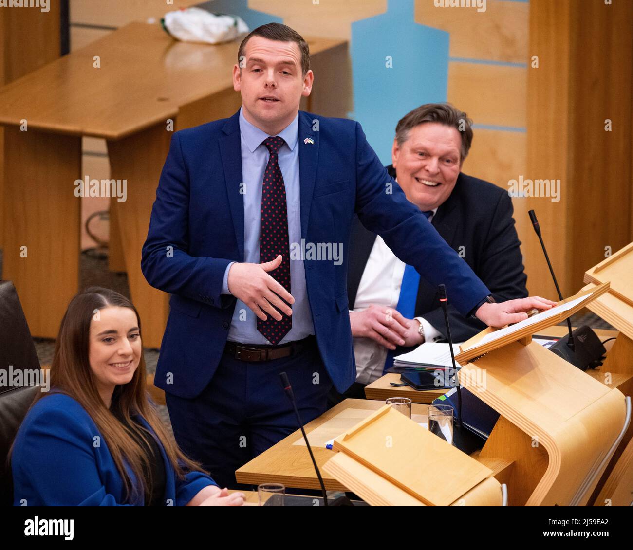 Edimburgo, Scozia, Regno Unito. 21st Apr 2022. NELLA FOTO: Douglas Ross MSP, leader del Partito conservatore e Unionista Scozzese. Scene all'interno del Parlamento scozzese a Holyrood alla sessione settimanale delle domande dei primi Ministri dove il primo Ministro Nicola Sturgeon fa domande in camera. Credit: Colin Fisher/Alamy Live News Foto Stock