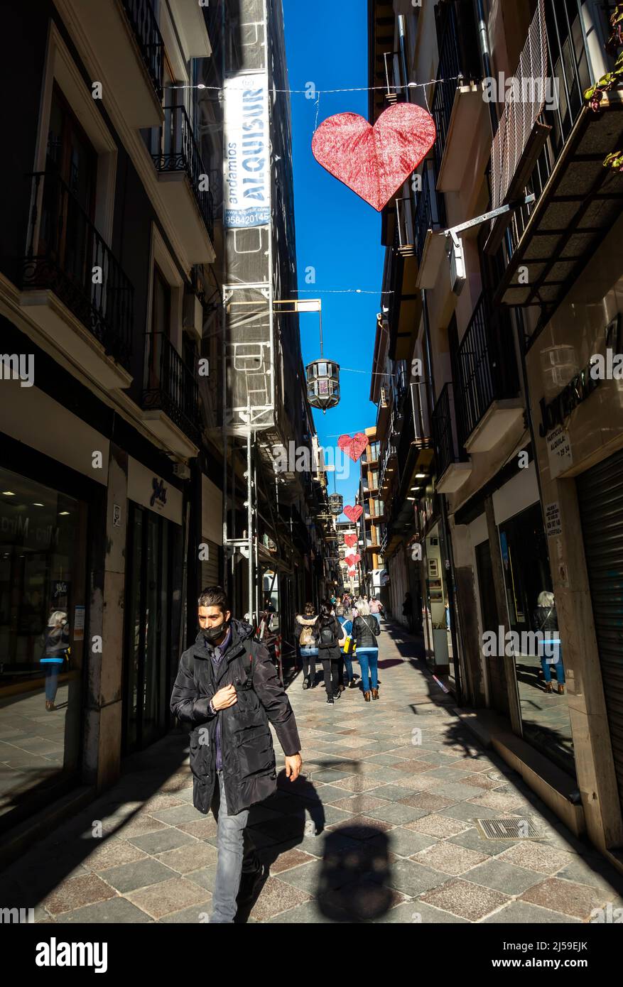 Calle era campo Atras con cuori appesi, centro di Granada, Spagna Foto Stock
