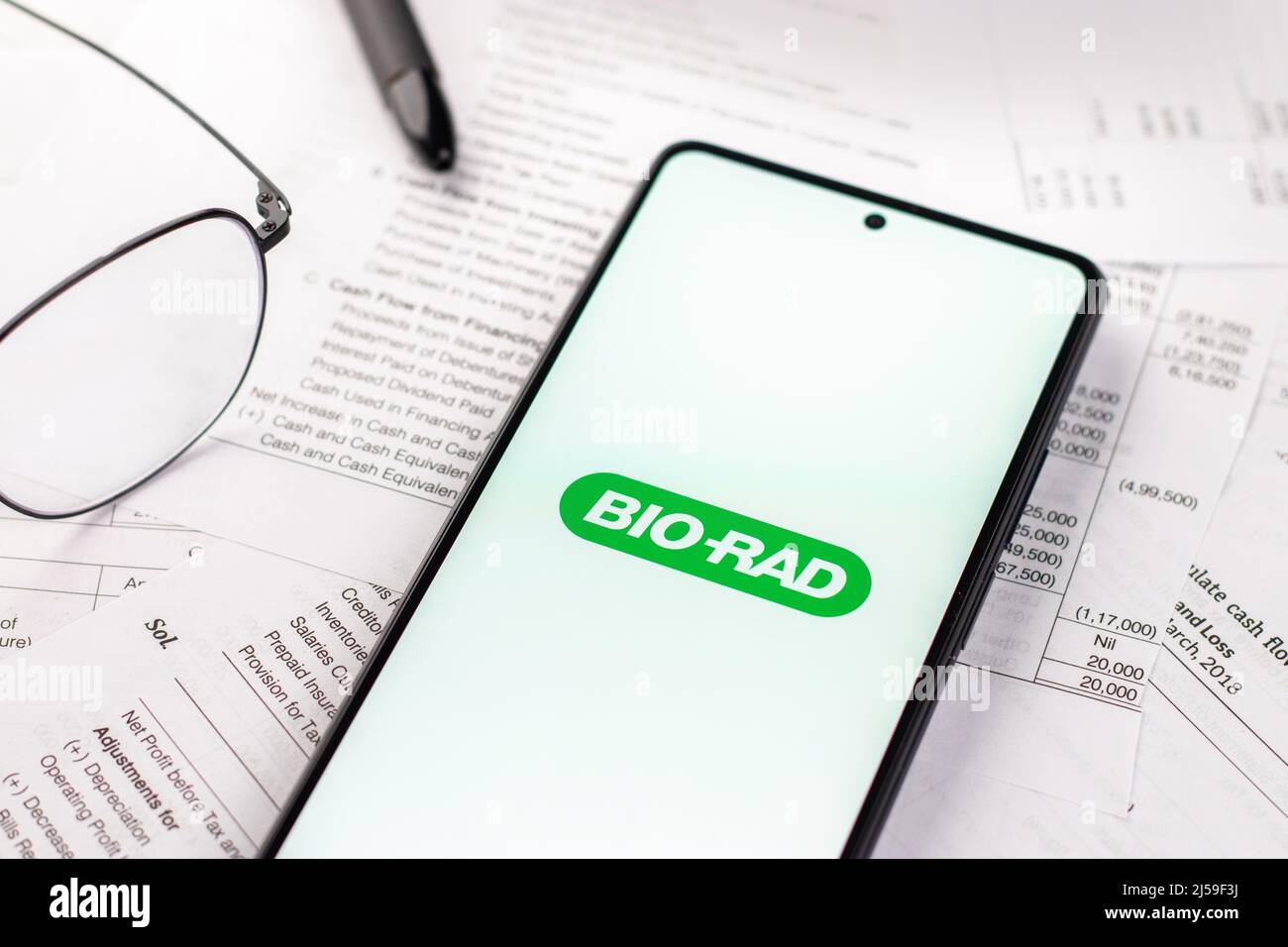 West Bangal, India - 20 aprile 2022: Logo Bio Rad Laboratories sullo schermo del telefono immagine stock. Foto Stock