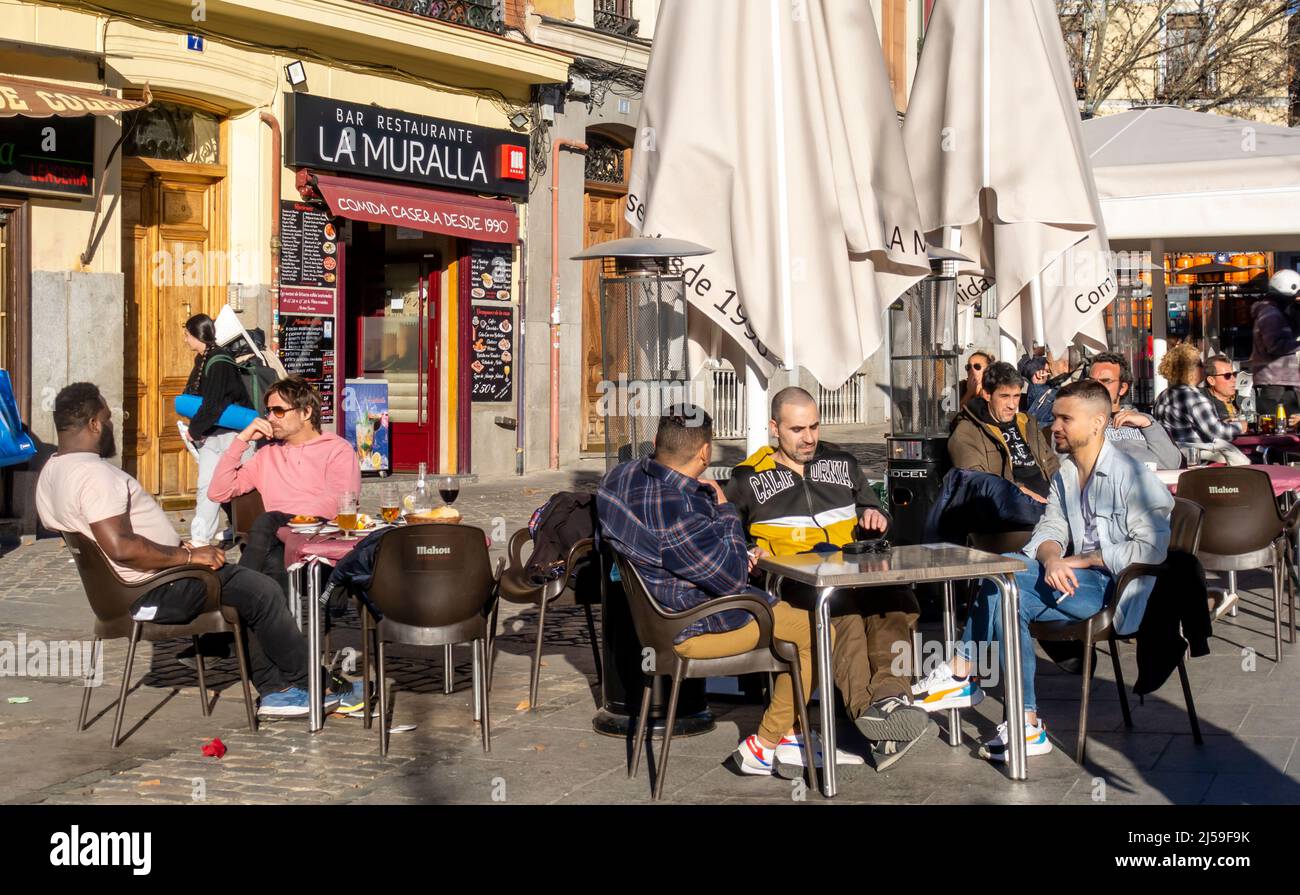 Bar De Tapas Restaurante la Muralla, Madrid Spagna. Terrazza con gli ospiti ai tavoli. Foto Stock