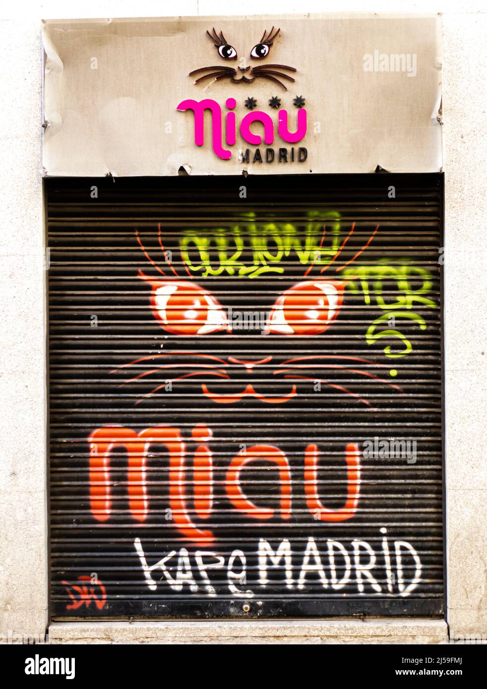 Gatto graffiti sul bordo fino all'ingresso dell'hotel Miau, Madrid Spagna Foto Stock