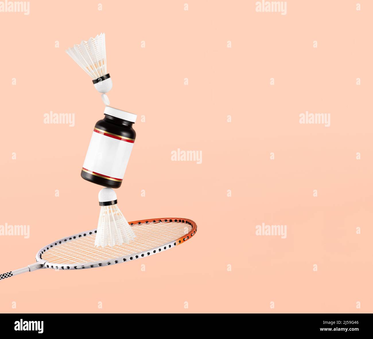 Flaconcino di vetro di capsule condroprotettore che si equilibrano con shuttleecocks su badminton racket.Healing di lesioni articolari.integratori alimentari Foto Stock