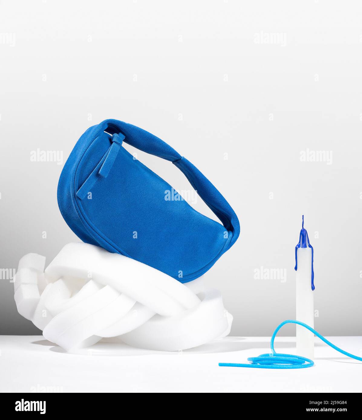 Pochette blu cobalto realizzata in pelle scamosciata artificiale su sfondo  bianco puro. Composizione astratta con una piccola borsa blu in camoscio  faux Foto stock - Alamy