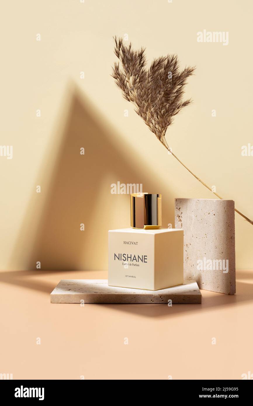 Kirov 27 Marzo 2022 Nishane Hacivat, boutique di profumeria di lusso di nicchia, fragranza di profumo in fiala di vetro, in piedi su un podio in travertino Foto Stock