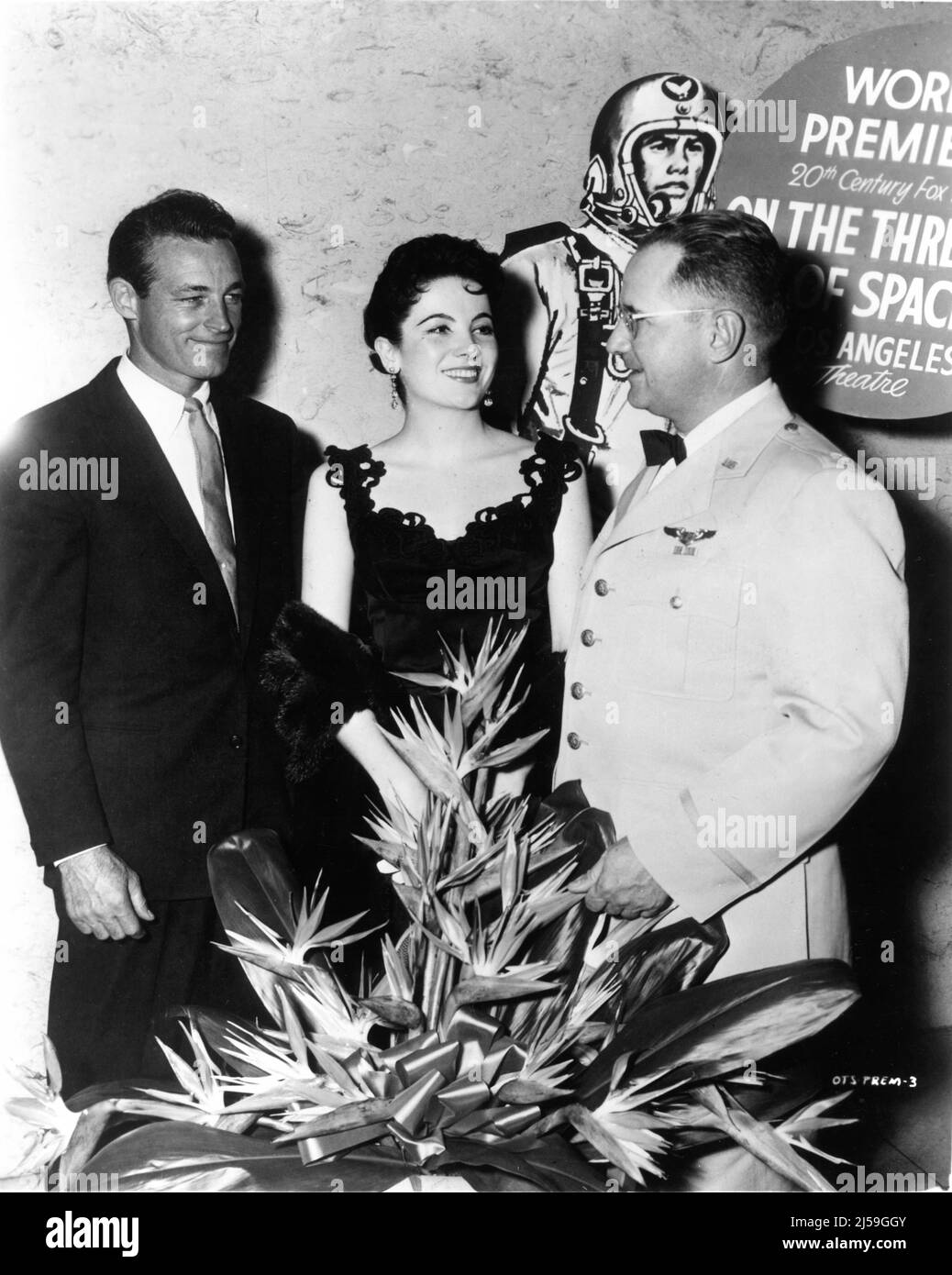 GUY MADISON e VIRGINIA LEITH con l'ufficiale militare USAF non identificato al World Premiere di Los Angeles del loro ultimo film SULLA SOGLIA DELLO SPAZIO 1956 regista ROBERT D. WEBB Twentieth Century Fox Foto Stock