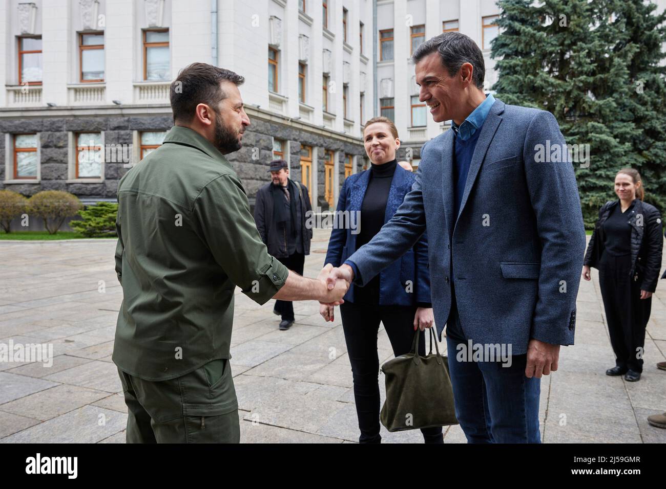 Kiev, Ucraina. 21st Apr 2022. Il presidente ucraino Volodymyr Zelenskyy, a sinistra, accoglie il primo ministro spagnolo Pedro Sanchez, a destra, e il primo ministro danese mette Frederiksen, al centro, prima dell'inizio delle discussioni trilaterali, il 21 aprile 2022 a Kiev, Ucraina. Il gruppo ha discusso di fornire armi pesanti per aiutare l'Ucraina a contrastare l'invasione russa. Credit: Ukraine Presidency/Ukraine Presidency/Alamy Live News Foto Stock