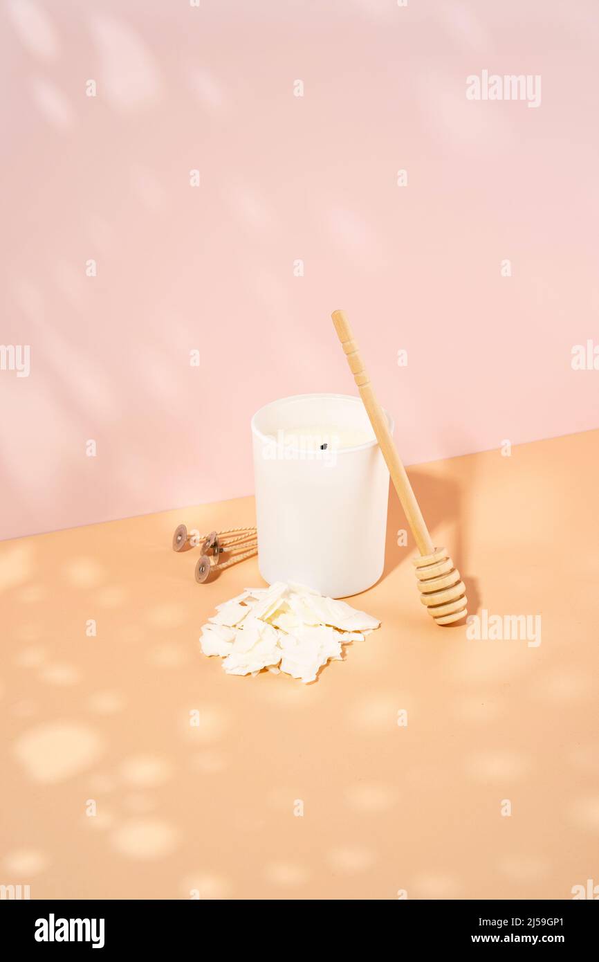 Stoppino per candele in cera di cocco su sfondo rosa beige set per candele  in cera di cocco ecologiche naturali fatte in casa spazio per la copia di  proiezione isometrica minimalista di