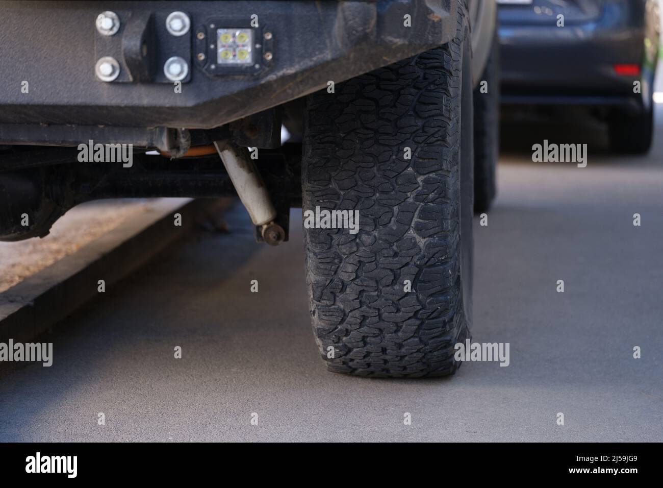 La vettura è parcheggiata in modo errato con la ruota in primo piano sul marciapiede Foto Stock