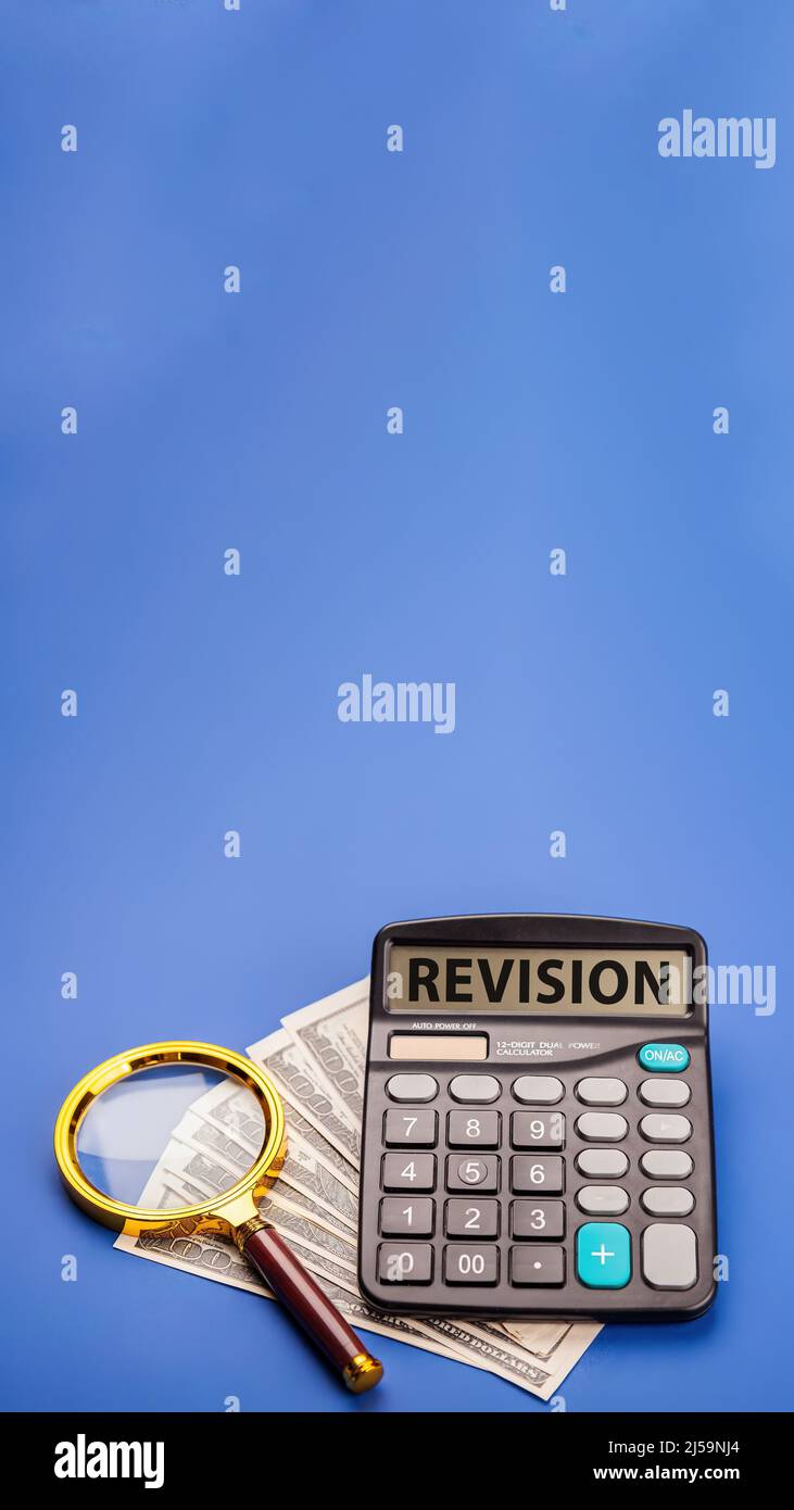 Lente di ingrandimento con la parola REVISIONE. Testo di scrittura di parola Revis Foto Stock