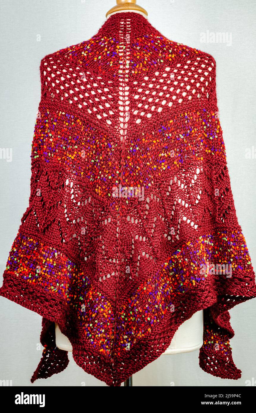 Sciarpa a maglia multicolore con gli ornamenti Foto Stock