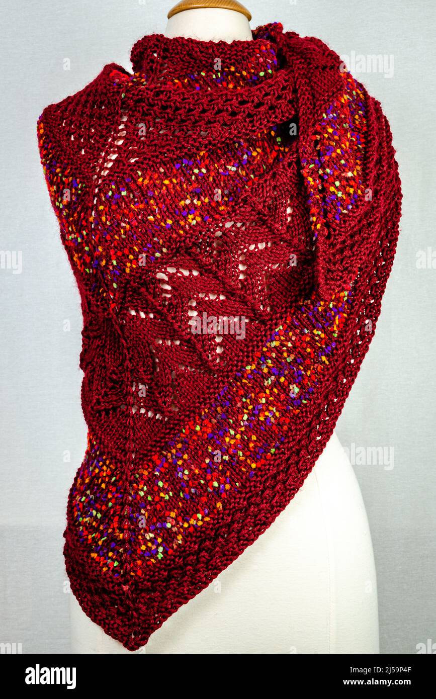 Sciarpa a maglia multicolore con gli ornamenti Foto Stock