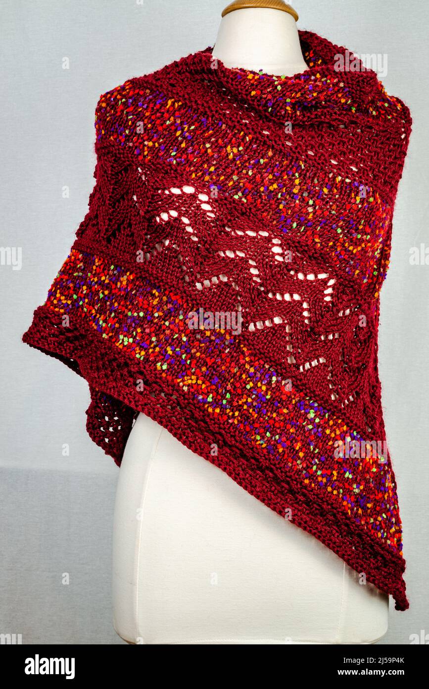 Sciarpa a maglia multicolore con gli ornamenti Foto Stock