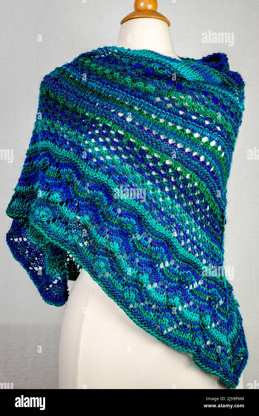 Sciarpa a maglia multicolore con gli ornamenti Foto Stock