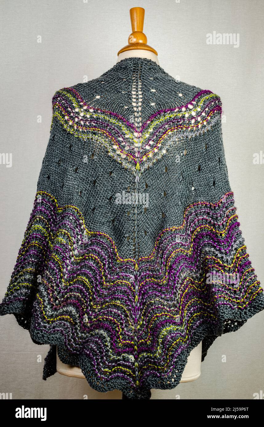 Sciarpa a maglia multicolore con gli ornamenti Foto Stock