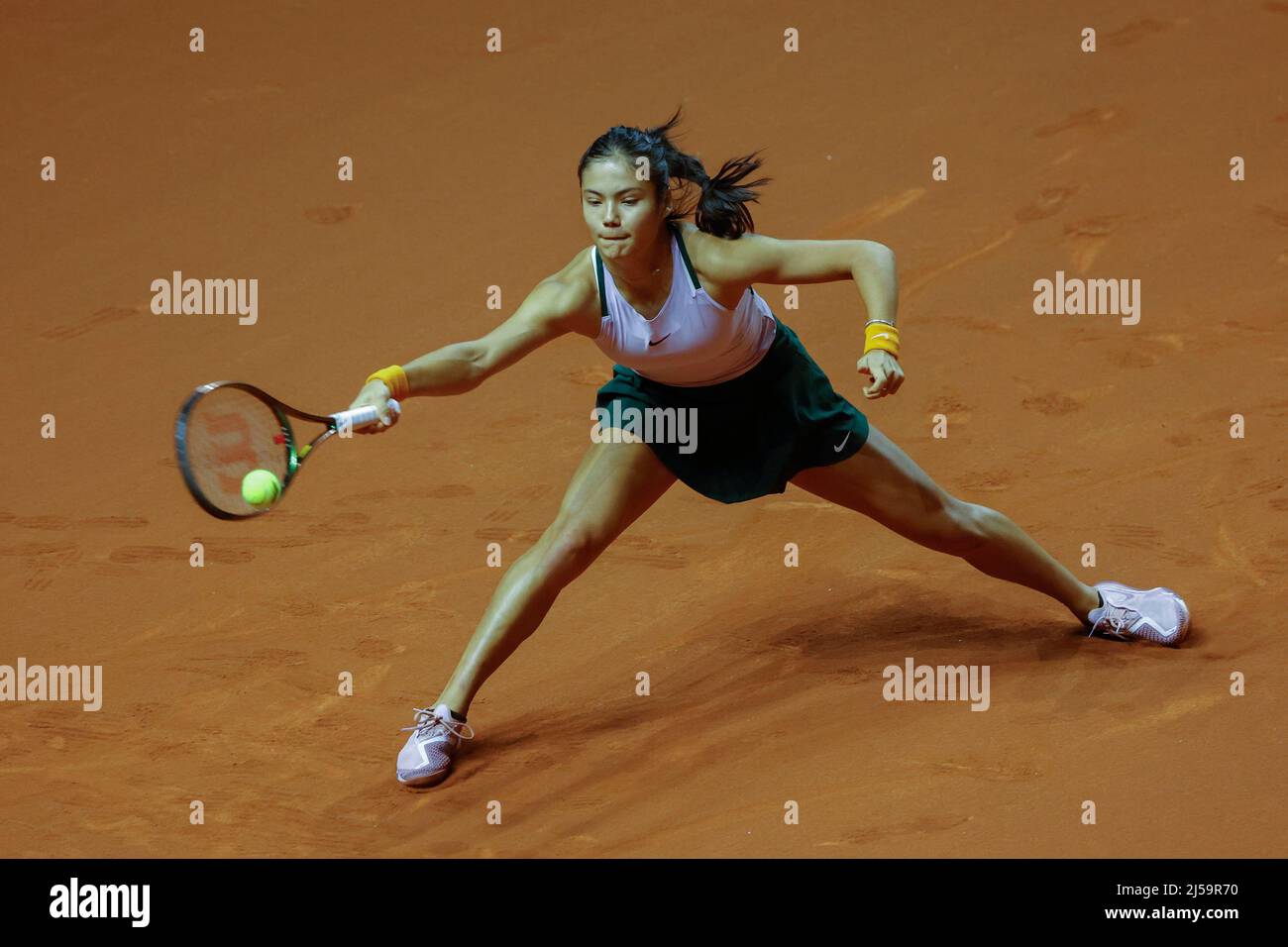 Stoccarda, Germania, 20th aprile 2022. Il tennista inglese Emma Raducanu in azione al Porsche Tennis Grand Prix 2022 di Stoccarda giovedì 21 aprile 20212 © Juergen Hasenkopf / Alamy Live News Foto Stock