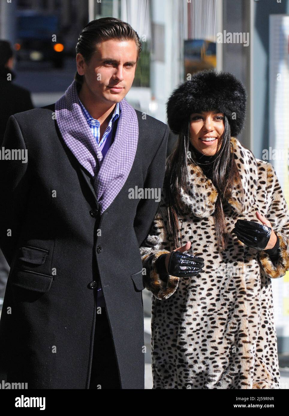 NEW YORK - 01 NOVEMBRE: Kourtney Kardashian indossando quello che sembra  essere un cappello in pelliccia e cappotto leopardo in pelliccia con alcuni  eleganti guanti da 4 dita, fa una passeggiata con