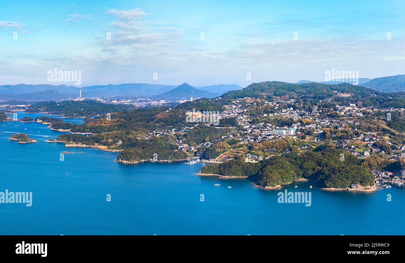 kyushu, giappone - dicembre 09 2021: Vista dall'alto di un mare di Sasebo chiamato Kujūkushima che significa 99 isole famose per la sua costa a denti di sega con Foto Stock