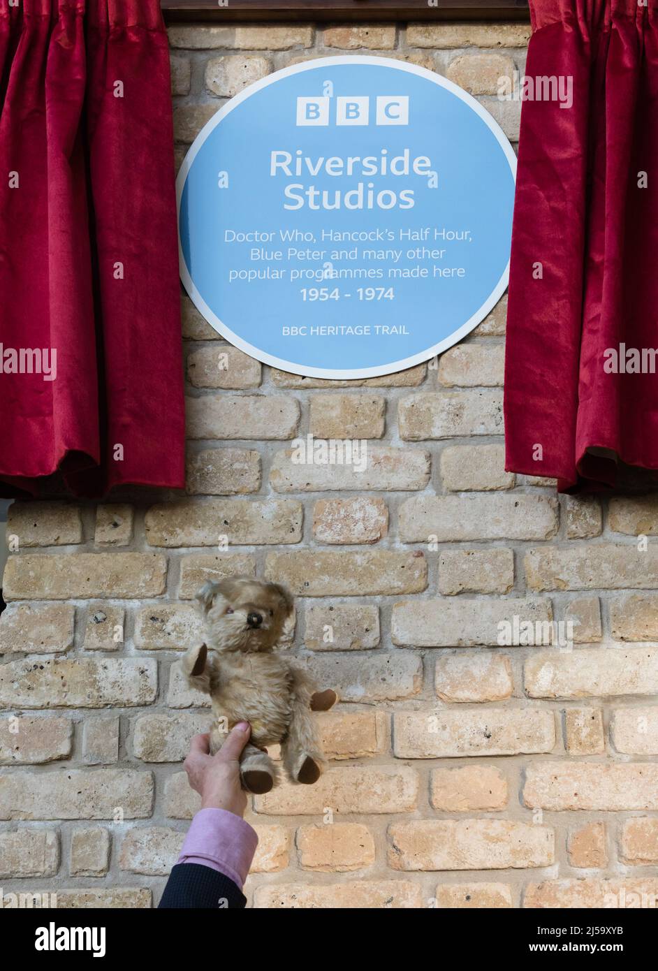 Hammersmith, Londra, Regno Unito. 21st Aprile, 2022.TIME LORDS TO TOP OF THE POPS: Una celebrazione della BBC Television made at Riverside Studios. Play School 'Little Ted' che segna cento anni della British Broadcasting Corporation. La mostra fotografica "Time Lords to Top of the Pops: A Celebration of BBC Television Made at Riverside Studios" sarà aperta dal 21st aprile al 24th luglio 2022. Amanda Rose/Alamy Live News Foto Stock