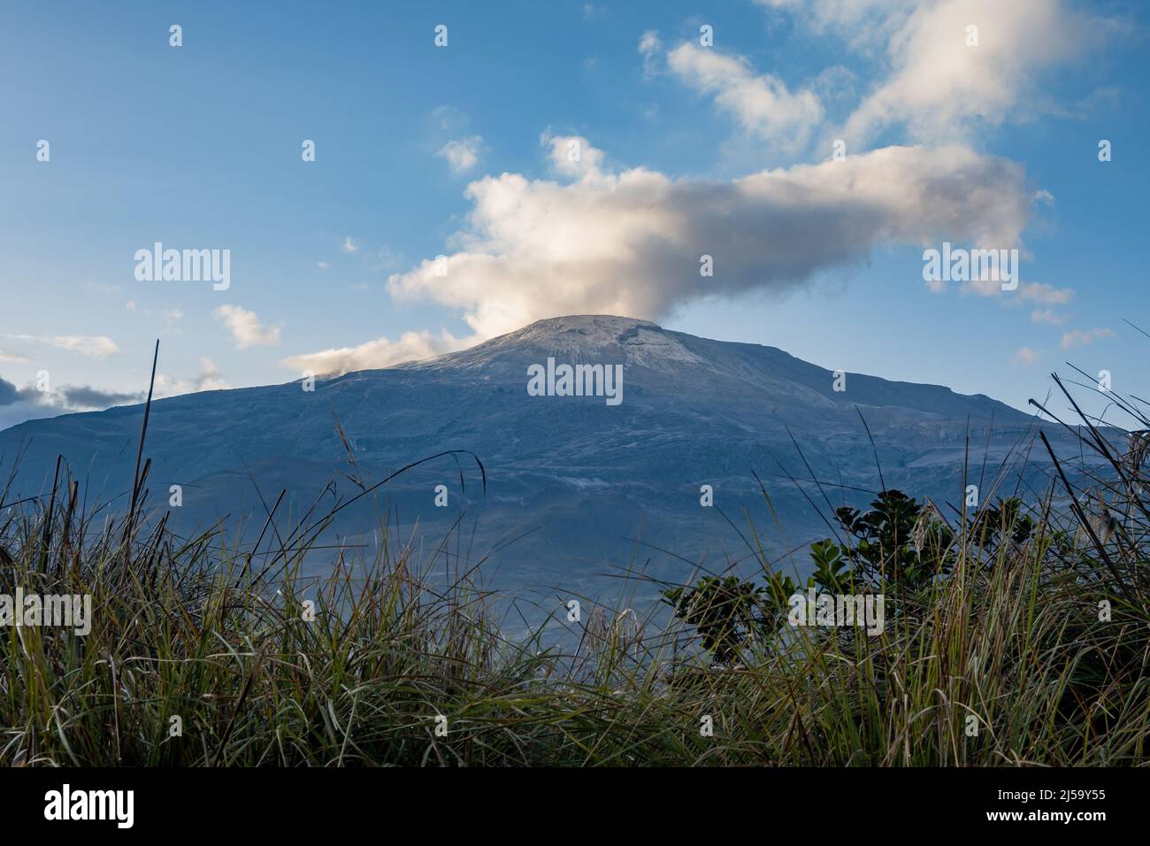 Il fumo e il vapore sorgono dal vulcano attivo Nevado del Ruiz nelle Ande centrali. Los Nevados National Park, Colombia, Sud America. Foto Stock